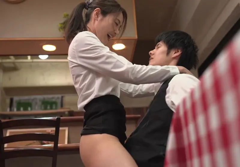Cậu trai trẻ quan hệ cô nhân viên nữ có gã chồng nhưng ông chồng “yếu”